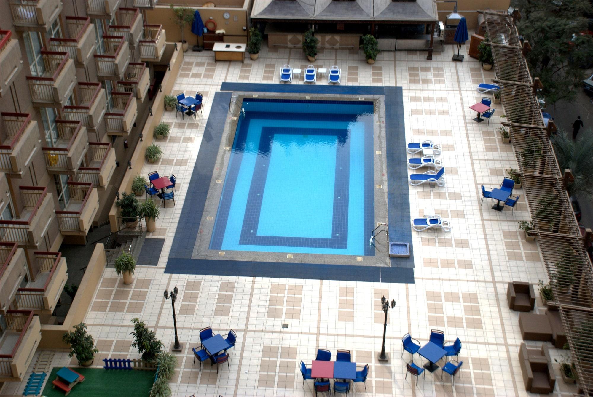 Safir Hotel Cairo Giza Exterior foto The pool at the hotel