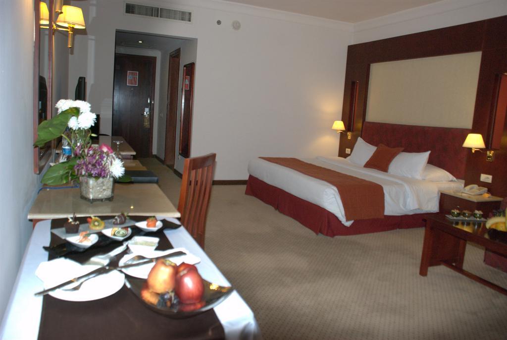 Safir Hotel Cairo Giza Quarto foto A room at the hotel